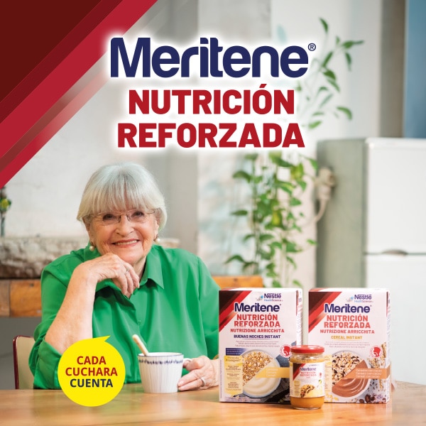 Mujer adulta consumiendo productos de Meritene Nutrición Reforzada