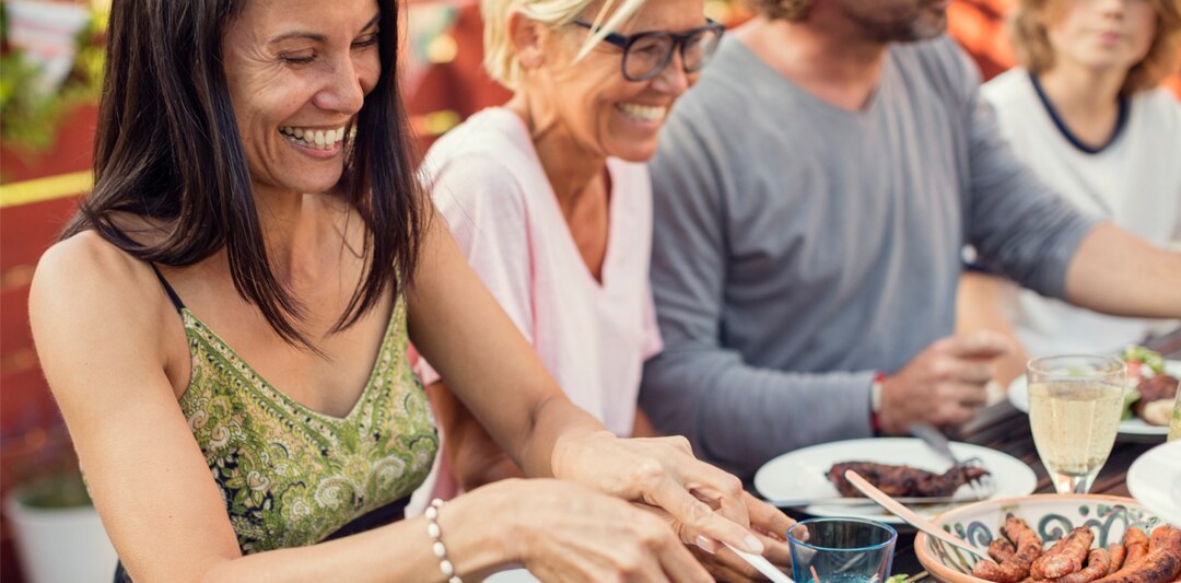 Grupo de personas alimentándose de forma saludable para mejorar su perfil antioxidante