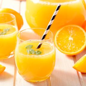 Vaso de zumo de naranja realizado con productos de Meritene