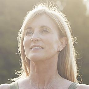 Rostro de mujer adulta practicando deporte