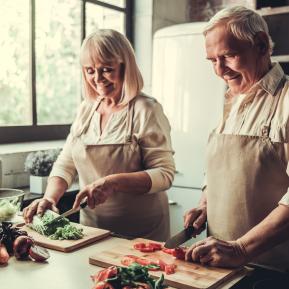 Dos personas preparando receta con micronutrientes para reforzar el sistema inmunológico