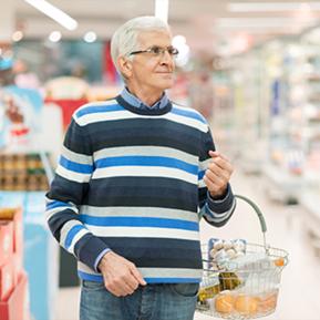 Persona comprando alimentos ricos en proteínas